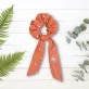 dây cột tóc linen nơ dài thêu thủ công, chất liệu linen mềm mại, thiết kế điệu đà và nữ tính, điểm nhấn duyên dáng cho mái tóc