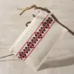 ví clutch cầm tay màu trắng thêu cánh hoa, dáng clutch thời trang, chất liệu textilene bền bỉ, họa tiết cánh hoa thuê
