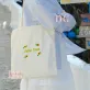 Túi tote thêu tên theo yêu cầu kèm họa tiết hoa hướng dương tạo nên phong cách rạng rỡ từng phút giây, được làm từ chất liệu canvas bền đẹp, là phụ kiện cá nhân hóa độc đáo và món quà sinh nhật ý nghĩa đầy sáng tạo.