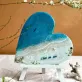 Tranh Trái Tim Biển Cả Khắc Chữ Theo Yêu Cầu, được tạo tác từ epoxy resin tinh xảo, không chỉ là tranh để bàn đầy nghệ thuật mà còn là món quà ý nghĩa giúp lưu giữ tình yêu vào vĩnh cửu, hoàn hảo dành tặng người yêu và các cặp đôi.