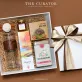 Hộp quà "Relax Tea Time" tìm về những giây phút thân quen, set quà trà với bình lọc cùng mật ong, mận dẻo và hồng trà cao cấp tạo nên quà biếu thượng hạng.