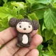 Ghim cài đất sét 'Chibi Koala' mang chút thẩn thơ thú vị trong thiết kế, được nặn tay hoàn toàn từ đất sét cao cấp, vừa là ghim cài áo tinh tế vừa là phụ kiện cài túi xách độc đáo, tạo nên món quà tặng thủ công đầy sáng tạo và tâm huyết.