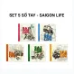 Bộ 5 cuốn sổ tay Hà Nội Life – Sài Gòn Life với 100 trang ghi chép, tái hiện câu chuyện phố phường Việt Nam, là món quà lưu niệm ý nghĩa.