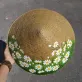 Nón lá cỏ bàng vẽ tay chủ đề hoa, mang nét duyên nhẹ nhàng và tinh tế, là món quà lưu niệm thủ công Việt Nam ý nghĩa.