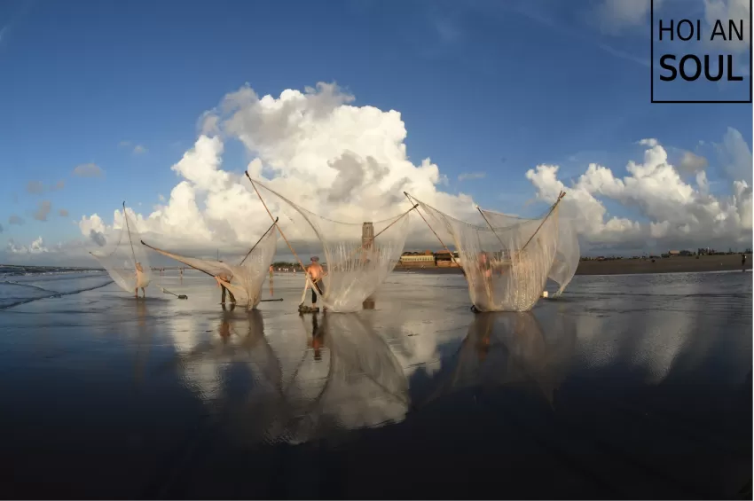 “Sky Fishing” Photograph, The Lively Scene Of Fishermen Catching Fish, Showcasing The Beauty Of Nature And Traditional Craft Villages