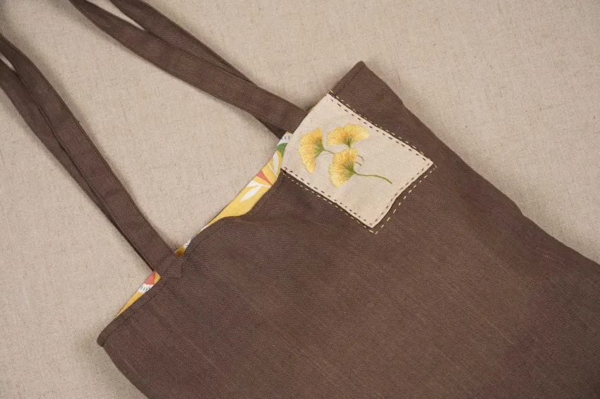 Túi Tote Linen Ginko Màu Vàng, Thêu Tay, Họa Tiết Nhiều Màu Sắc, Thiết Kế Đối Lập Giữa Trong Và Ngoài Túi Túi Tote Linen Ginko Màu Vàng, Thêu Tay, Họa Tiết Nhiều Màu Sắc, Thiết Kế Đối Lập Giữa Trong Và Ngoài Túi