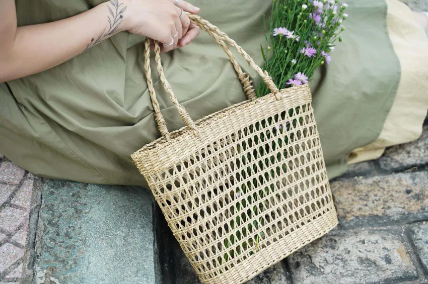 Minimalist Sedge Bag, Simple Design, Versatile for Various Outfits, Suitable for Beach or City Strolls, Environmentally Friendly Material