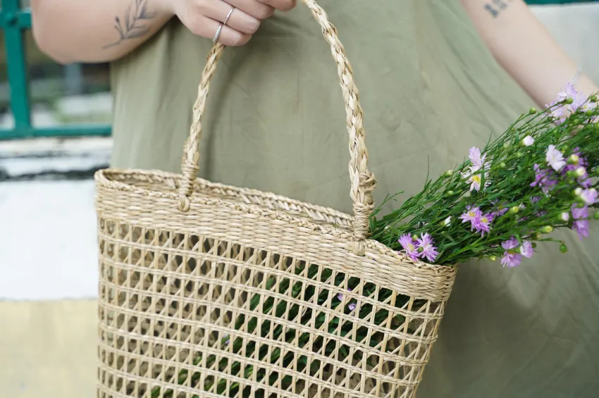 Minimalist Sedge Bag, Simple Design, Versatile for Various Outfits, Suitable for Beach or City Strolls, Environmentally Friendly Material