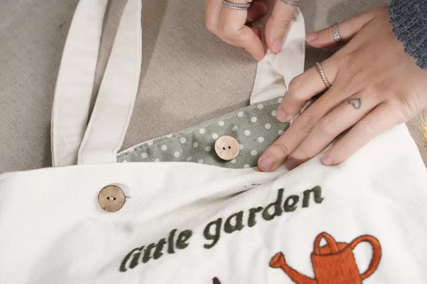 Túi Tote Thêu Tay Linen "Little Garden", Chất Vải Linen Mềm Mại, Họa Tiết Nổi Bật, Phụ Kiện Thời Trang Hiện Đại