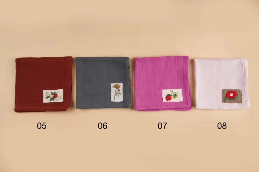 Khăn Muslin Linen Thêu Tay, Chất Vải Xô Nhẹ Xốp, Chi Tiết Thêu Tay Tỉ Mỉ, Khả Năng Thấm Hút Cao, Phụ Kiện Trang Nhã Cho Những Nàng Nữ Tính