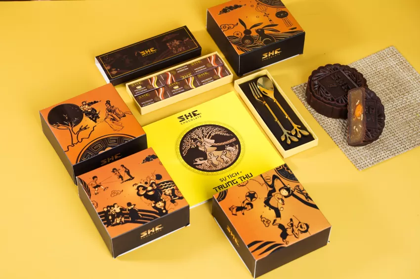 “Brown Moonlight” Mid-Autumn Gift Box, 4 Chocolate Mooncakes With Chocolates, Nut Mix & Utensil Set, Beautiful Mid-Autumn Gift Box, Corporate Gift “Brown Moonlight” Mid-Autumn Gift Box, 4 Chocolate Mooncakes With Chocolates, Nut Mix & Utensil Set, Beautiful Mid-Autumn Gift Box, Corporate Gift