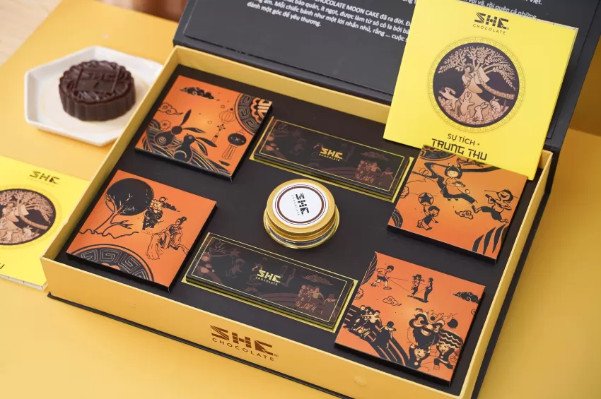 “Brown Moonlight” Mid-Autumn Gift Box, 4 Chocolate Mooncakes With Chocolates, Nut Mix & Utensil Set, Beautiful Mid-Autumn Gift Box, Corporate Gift “Brown Moonlight” Mid-Autumn Gift Box, 4 Chocolate Mooncakes With Chocolates, Nut Mix & Utensil Set, Beautiful Mid-Autumn Gift Box, Corporate Gift
