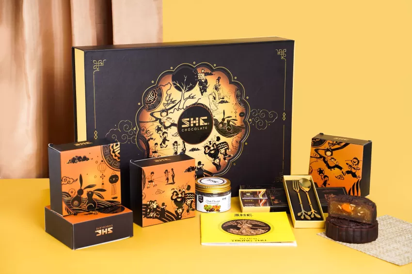 “Brown Moonlight” gift box with 4 chocolate mooncakes, assorted chocolates, nuts & cutlery set – premium Mid-Autumn corporate gift. “Brown Moonlight” gift box with 4 chocolate mooncakes, assorted chocolates, nuts & cutlery set – premium Mid-Autumn corporate gift.