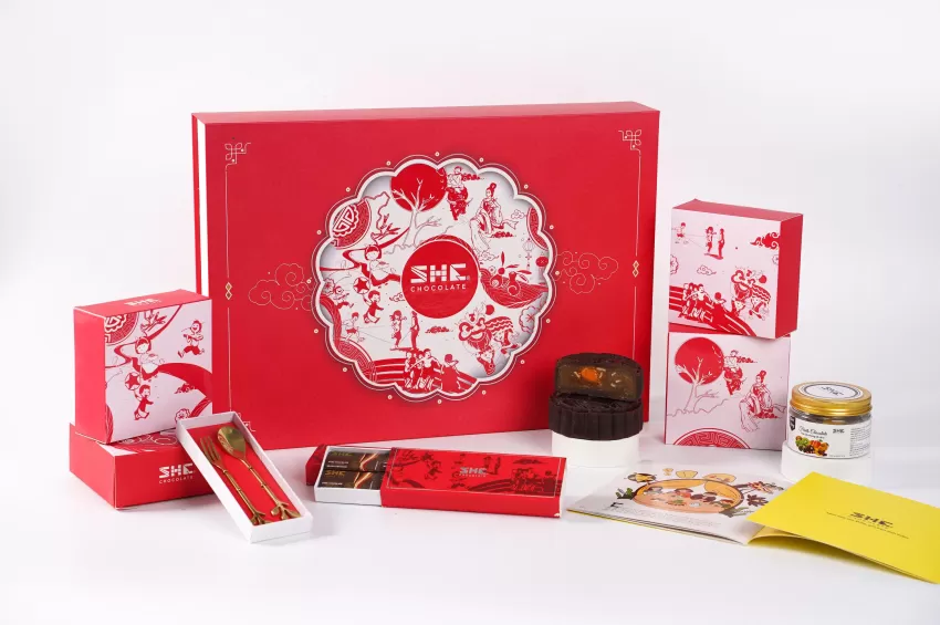 Hộp quà Trung Thu Ánh Trăng Hồng, 4 bánh Trung Thu socola, kèm muỗng nĩa & đồ ngọt, quà biếu doanh nghiệp cao cấp.