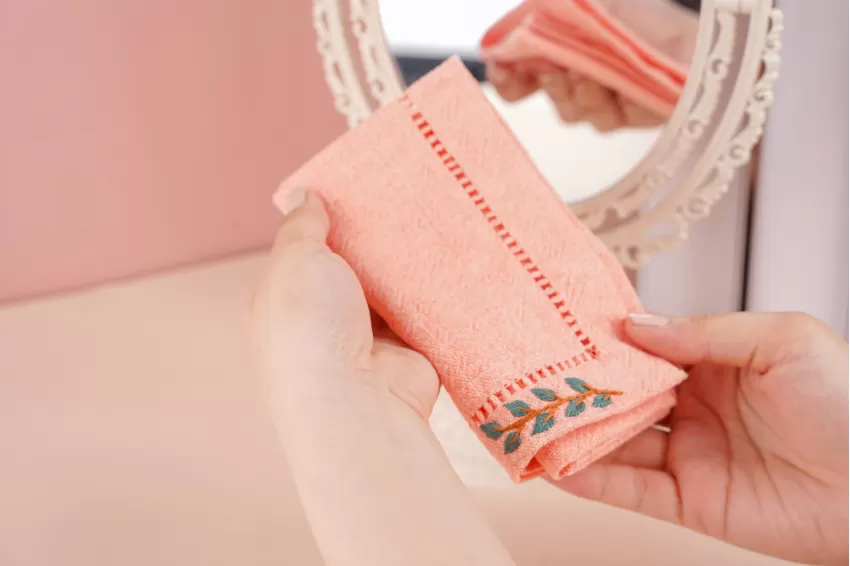 Khăn Tay Linen Hồng Thêu Tay, Chất Liệu Linen Tự Nhiên, Đa Dụng và Thời Trang, Thêu Hoa Thủ Công, Quà Tặng Ý Nghĩa