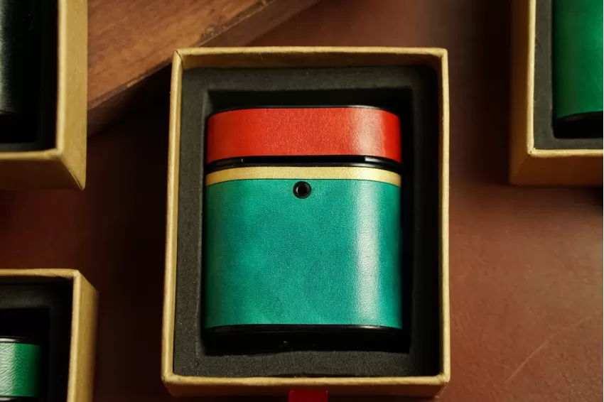 Handcrafted Leather AirPods Case, Minimal AirPod Cases, Leather Accessories, Handmade, Artistic Accessories, Unique Gift, Personalized Gifts
