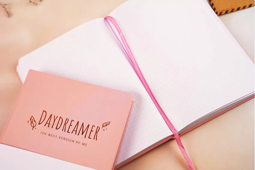 Sổ Tay Daydreamer, Màu Hồng Nữ Tính, Kích Thước Nhỏ Gọn, Trang Giấy Mịn, Viết Êm Ái, Sổ Tay Chất Lượng Cao