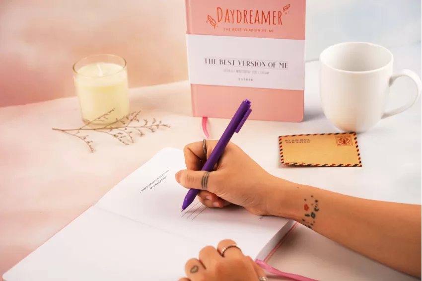 Sổ Tay Daydreamer, Màu Hồng Nữ Tính, Kích Thước Nhỏ Gọn, Trang Giấy Mịn, Viết Êm Ái, Sổ Tay Chất Lượng Cao