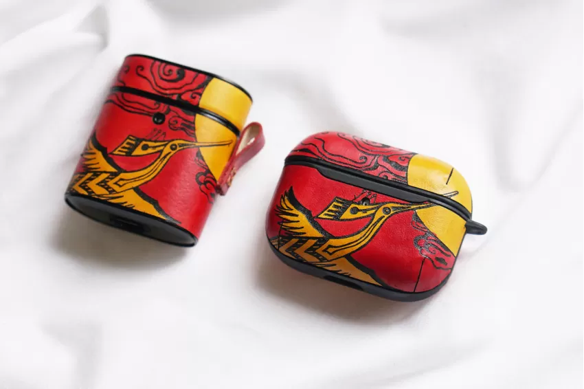 Case AirPods Chim Lạc Hừng Đông, Phụ Kiện Nghệ Thuật, Hoạ Tiết Việt Nam, Phụ Kiện Da, Quà Tặng Cho Chàng, Quà Tặng Cá Nhân Hóa Case AirPods Chim Lạc Hừng Đông, Phụ Kiện Nghệ Thuật, Hoạ Tiết Việt Nam, Phụ Kiện Da, Quà Tặng Cho Chàng, Quà Tặng Cá Nhân Hóa