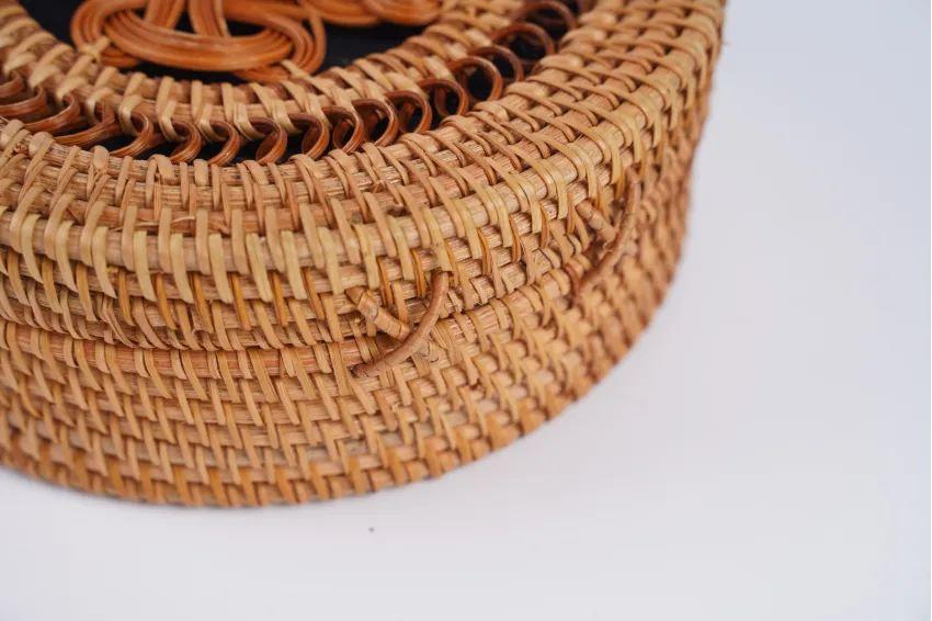 Knit Crossbody Rattan Bag, Size 20, Trendy Handbag, Graceful Woven Straw Pattern, Sophisticated And Feminine Style