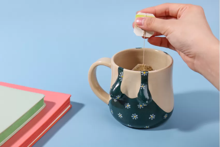 Ly Gốm Họa Tiết Đồ Bơi Hoa Trắng Nhỏ Ly Gốm Họa Tiết Đồ Bơi Hoa Trắng Nhỏ