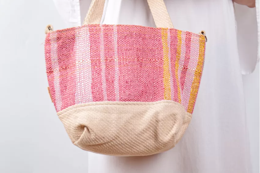 Handwoven Recycled Plastic Handbag With Round Bottom, Elegant Color, Minimalist Design, Suitable For Daily Use