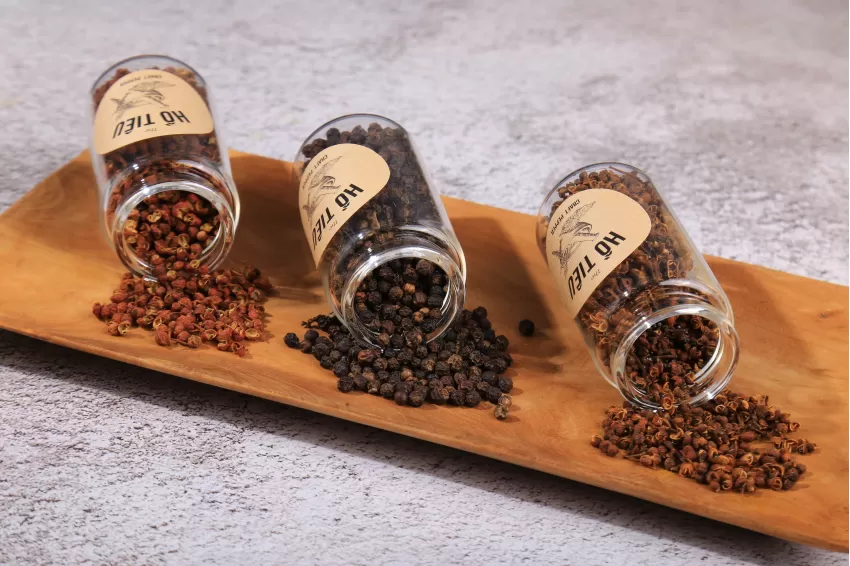 Peppercorn Wooden Gift Box, 6 Types Of Pepper With Pepper Mill, Set Of 6 Gifts, Set Of 6 Types Of Pepper, Fragrant And Spicy Forest Pepper, Corporate Gift