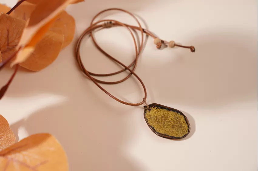 Leaf Ceramic Necklace With Rough Pendant, Impressive And Unique Design, Distinctive Fashion Accessory, Adds A Focal Point To Daily Attire