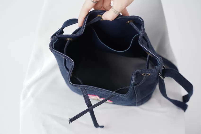 Túi Bucket Thêu Hoa Sen Từ Jeans Tái Chế, Đậm Nét Truyền Thống Việt Nam, Phong Cách Nữ Tính Và Trang Nhã