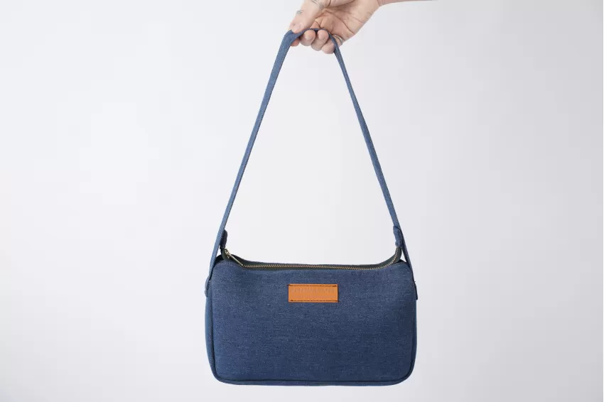 Túi Khoác Vai Xanh Đậm Trơn Từ Jeans Tái Chế, Thiết Kế Tối Giản, Kết Hợp Được Nhiều Kiểu Trang Phục Khác Nhau Túi Khoác Vai Xanh Đậm Trơn Từ Jeans Tái Chế, Thiết Kế Tối Giản, Kết Hợp Được Nhiều Kiểu Trang Phục Khác Nhau