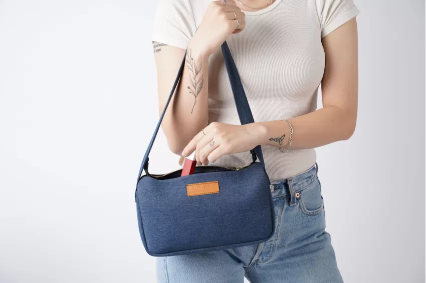 Túi Khoác Vai Xanh Đậm Trơn Từ Jeans Tái Chế, Thiết Kế Tối Giản, Kết Hợp Được Nhiều Kiểu Trang Phục Khác Nhau Túi Khoác Vai Xanh Đậm Trơn Từ Jeans Tái Chế, Thiết Kế Tối Giản, Kết Hợp Được Nhiều Kiểu Trang Phục Khác Nhau
