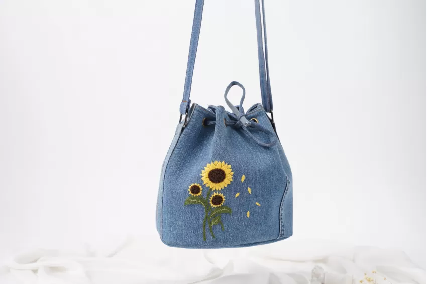 Túi Bucket Thêu Hoa Hướng Dương Size 21 Từ Jeans Tái Chế, Lót Da Bên Trong, Phong Cách Nghịch Ngợm Và Trẻ Trung, Độ Tinh Xảo Cao