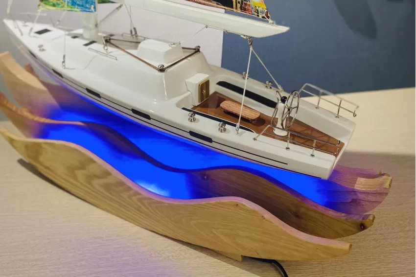 Lucky Mini Yacht On Waves ModelL600.S1 With LED Lamp