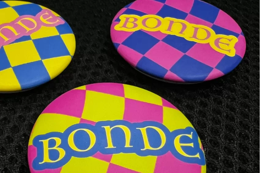 Bonde Pin, Clothing Or Backpack Decoration, Youthful Colors, Unique And Eye-Catching Accessory, Dynamic Style