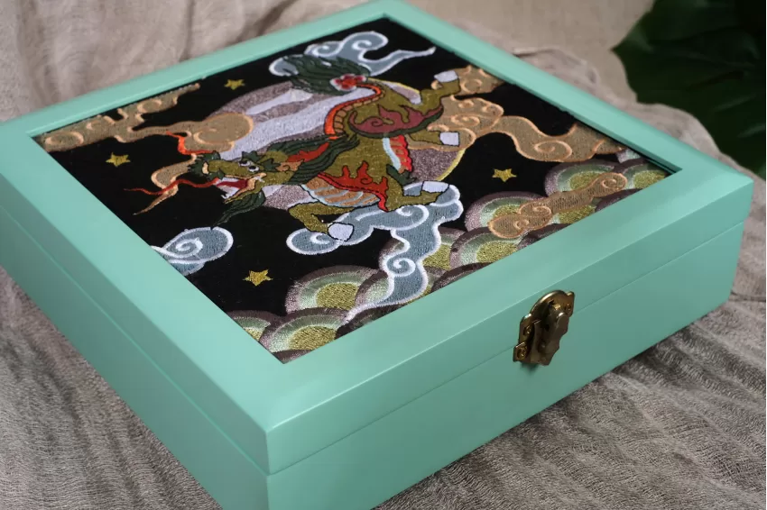 Dragon Embroidered Lacquer Box, Premium Hand-Embroidered Gift Box, Symbolizing Prosperity And Fortune, A Gift For Loved Ones, Corporate Gift