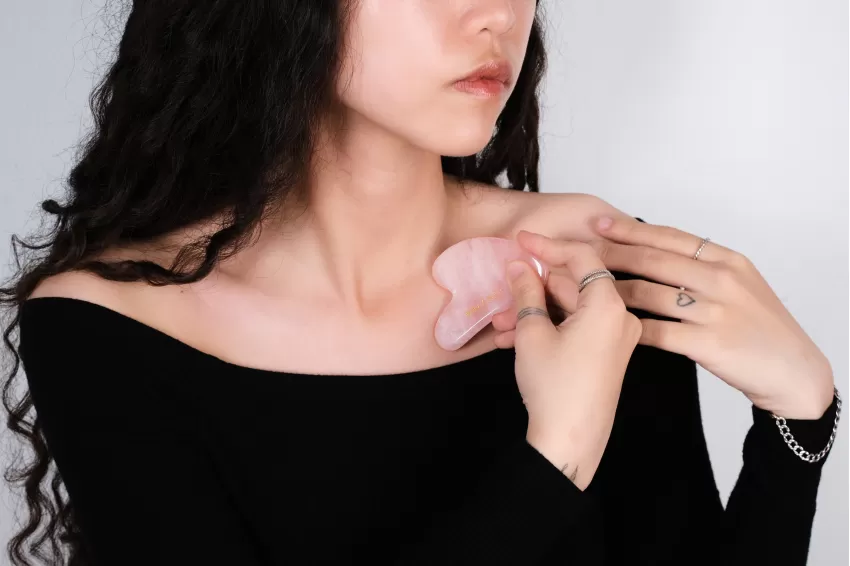 Natural Rose Quartz Gua Sha Tool (Get a 15ml Massage Oil upon purchase)