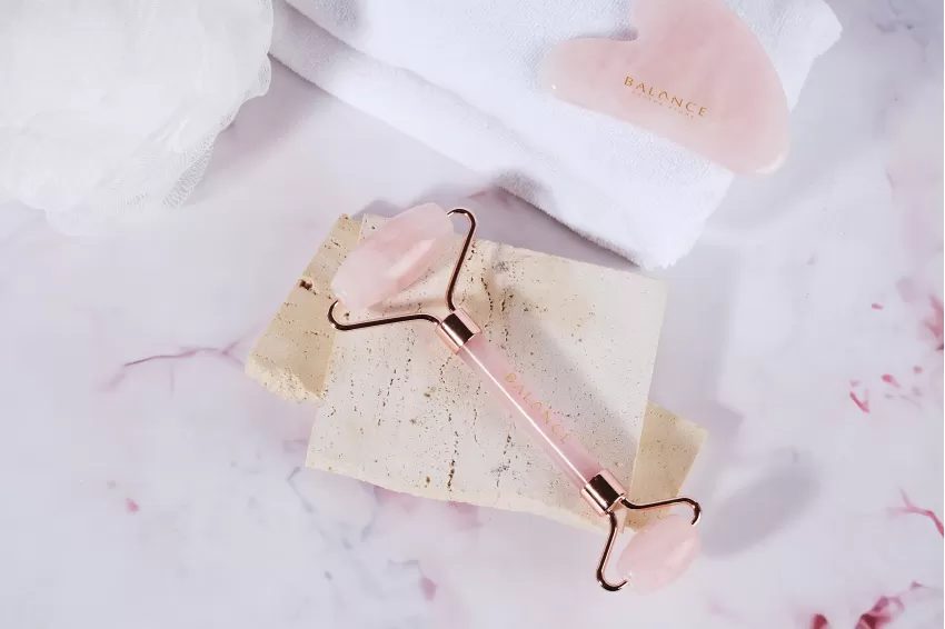 Rose Quartz Facial Roller (Get a 15ml Massage Oil upon purchase) Rose Quartz Facial Roller (Get a 15ml Massage Oil upon purchase)