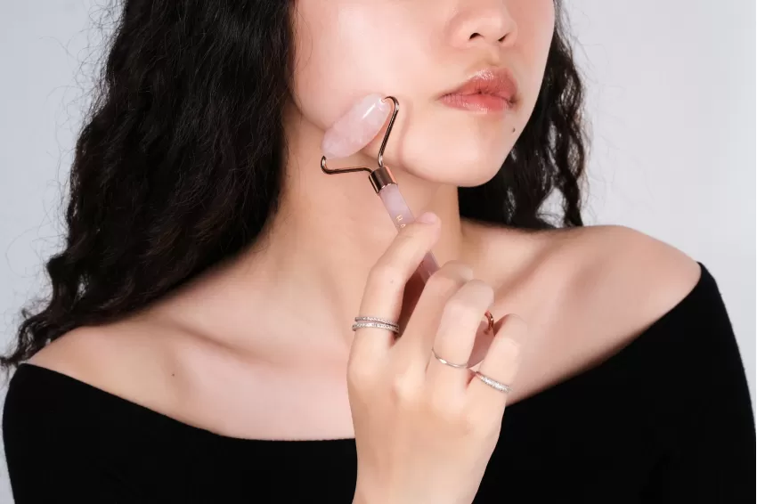 Rose Quartz Facial Roller (Get a 15ml Massage Oil upon purchase) Rose Quartz Facial Roller (Get a 15ml Massage Oil upon purchase)
