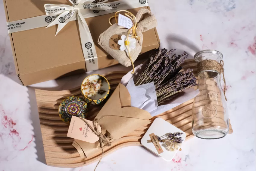 Lavender Gift Set With Complementary Vase