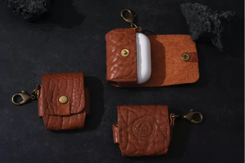 Vachetta Leather Airpod Case, Natural Leather Material, Protects Earphones from Scratches, Includes Brass Keychain, Elegant Design