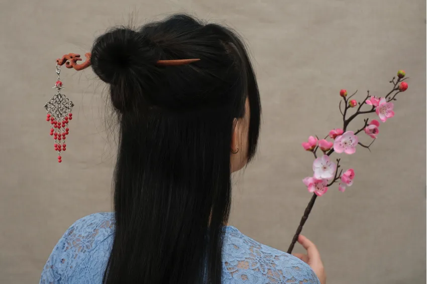 Red Pearl Dangle Wooden Hair Stick, Impressive Patterns, Noble Beauty, Elegant Hair Accessory, Exquisite Attention to Detail