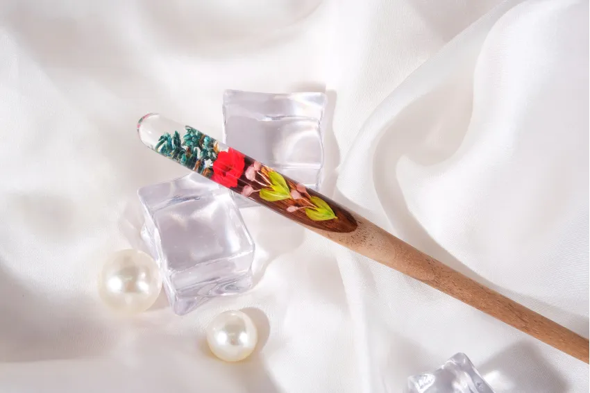 Dried Flower Resin & Wooden Hair Stick, Elegant and Rustic Beauty, Feminine Hair Accessory, Easy to Style, Traditional Style