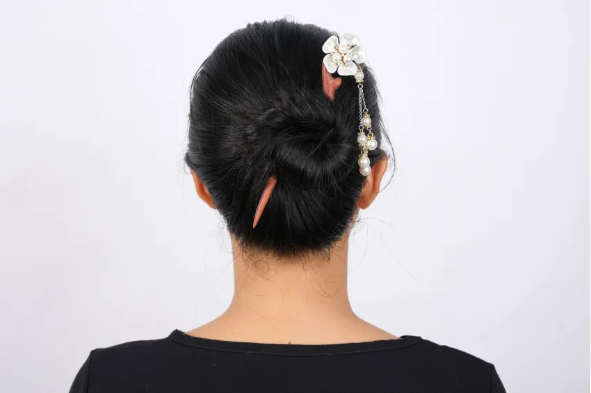 5 Petal Flowers Dangle Wooden Hair Stick, Feminine Patterns, Elegant Hair Accessory, Graceful Beauty, Captivating Appearance