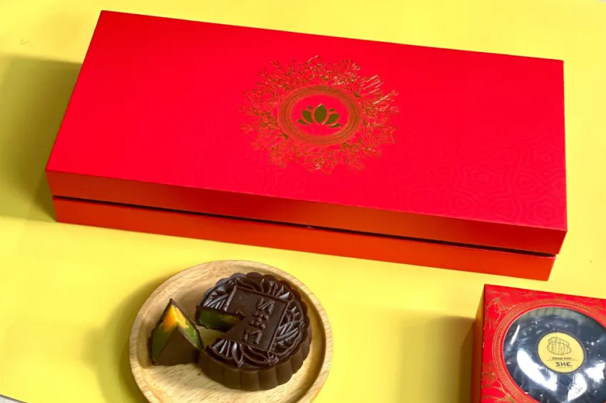 Hộp Quà Trung Thu “Trăng Cười Đỏ”, 2 Bánh Trung Thu Socola Kèm Trái Cây & Hạt, Niềm Vui Mùa Hội, Bánh Trung Thu Cao Cấp, Set Quà Trung Thu Doanh Nghiệp