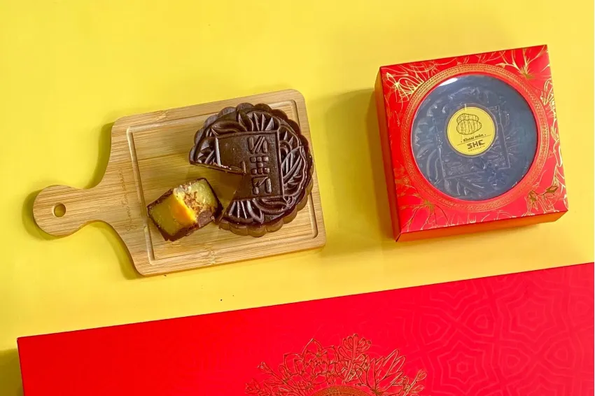Hộp Quà Trung Thu “Trăng Cười Đỏ”, 2 Bánh Trung Thu Socola Kèm Trái Cây & Hạt, Niềm Vui Mùa Hội, Bánh Trung Thu Cao Cấp, Set Quà Trung Thu Doanh Nghiệp