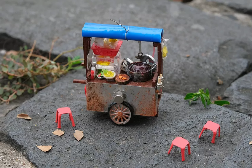 The detail and meticulousness are clearly shown through the unique tofu car-shaped model/magnet