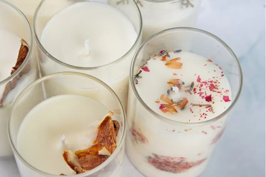 Scented Candles with Dried Flowers Decoration