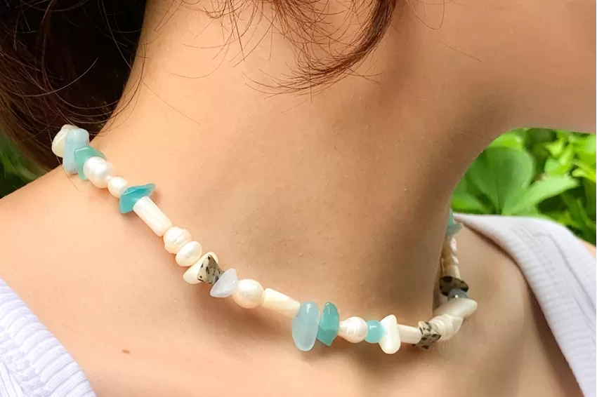 Vòng Cổ Aquamarine, Chất Liệu Ngọc Trai Nước Ngọt và Đá Aquamarine, Phụ Kiện Đi Biển, Phong Cách Phóng Khoáng và Lãng Mạn