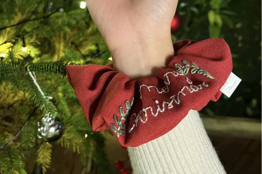 Scrunchie Thêu Chữ “Merry Christmas”, Màu Đỏ Đặc Trưng Giáng Sinh, Chất Liệu Vải Linen Mềm Nhẹ, Không Làm Gãy Tóc, Có Thể Dùng Đeo Tay