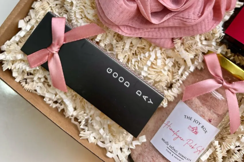 “Love Rosie” Gift Box, Bí Quyết Yêu Thương Bản Thân, Quà Tặng Cho Phụ Nữ, Chăm Sóc Bản Thân, Quà Yêu Thương Cho Phái Đẹp, Hộp Quà Tràn Đầy Niềm Vui “Love Rosie” Gift Box, Bí Quyết Yêu Thương Bản Thân, Quà Tặng Cho Phụ Nữ, Chăm Sóc Bản Thân, Quà Yêu Thương Cho Phái Đẹp, Hộp Quà Tràn Đầy Niềm Vui